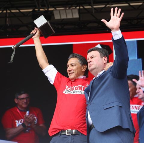 "Vorwärts und nie vergessen: die Solidarität!": Thyssenkrupp-Konzernbetriebsratschef Tekin Nasikkol, SPD-Bundesarbeitsminister Hubertus Heil (r.) und der Stahlhammer