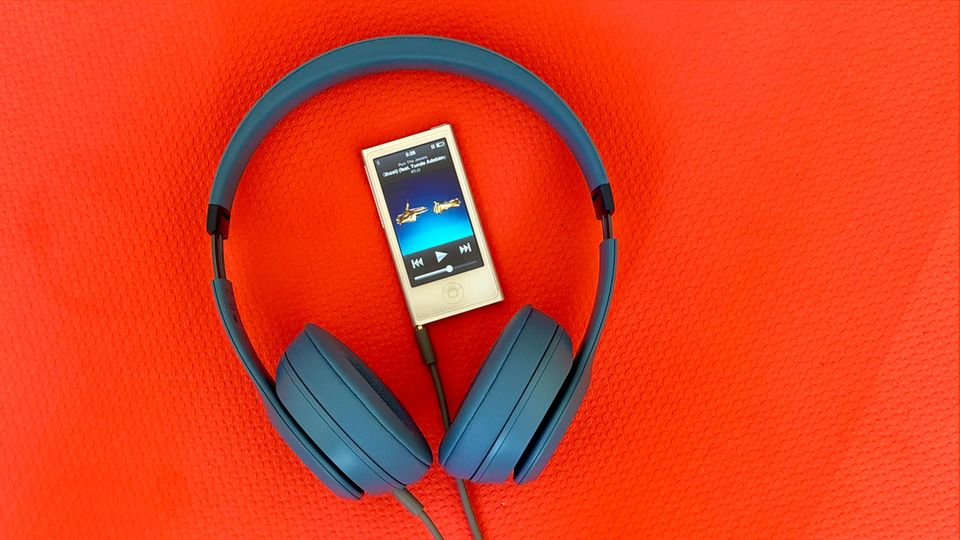 Der Beats Solo 4 liegt neben einem iPod Nano