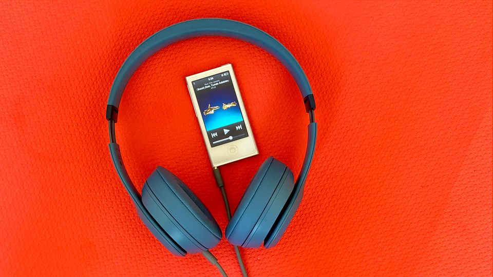Der Beats Solo 4 liegt neben einem iPod Nano Der Beats Solo 4 liegt neben einem iPod Nano