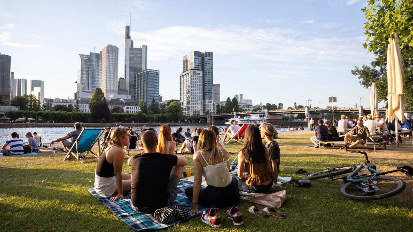 Entspannt sitzen die Menschen am Frankfurter Mainufer