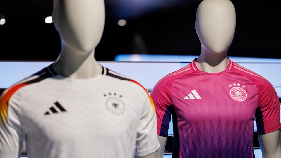 Die Trikots für das DFB-Team für die kommende Europameisterschaft – noch von Adidas