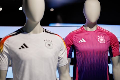 Die Trikots für das DFB-Team für die kommende Europameisterschaft – noch von Adidas