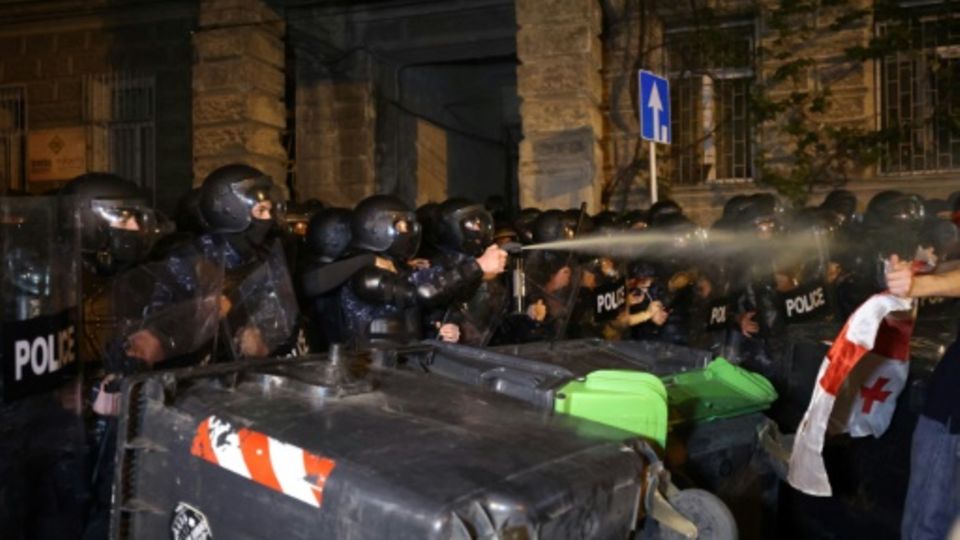 Polizisten gehen gegen Demonstranten vor
