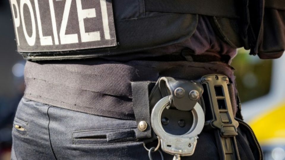 Polizist mit Handschellen in Berlin