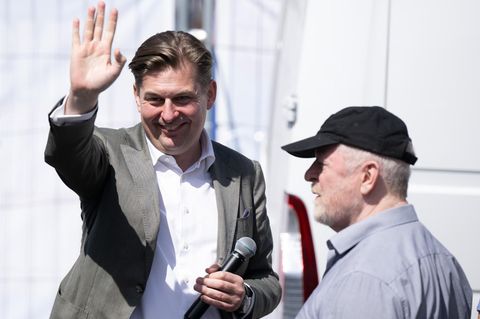 Maximilian Krah (l.), AfD-Spitzenkandidat für die Europawahl, winkt in Dresden hinter der Bühne seinen Unterstützern zu