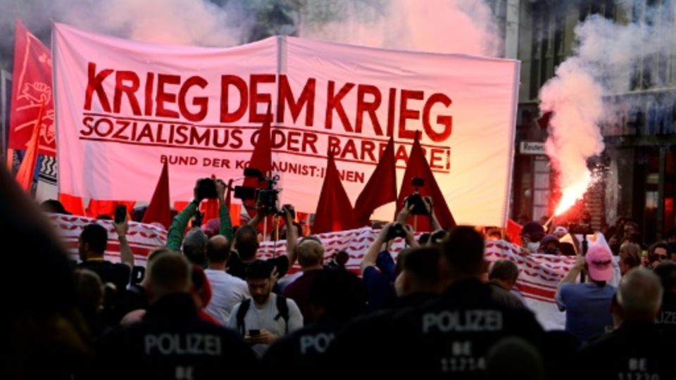 Spruchband bei der "Revolutionären 1. Mai-Demo" in Berlin