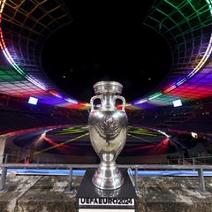 Der Siegerpokal der Fußball-Europameisterschaft 2024 steht im Olympiastadion in Berlin. Berlin bereitet sich auf den Fan-Ansturm vor