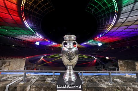 Der Siegerpokal der Fußball-Europameisterschaft 2024 steht im Olympiastadion in Berlin. Berlin bereitet sich auf den Fan-Ansturm vor