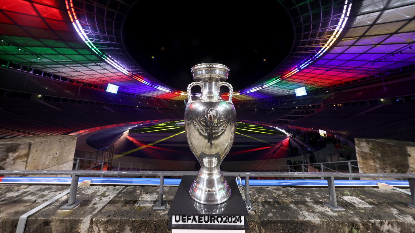 Der Siegerpokal der Fußball-Europameisterschaft 2024 steht im Olympiastadion in Berlin. Berlin bereitet sich auf den Fan-Ansturm vor