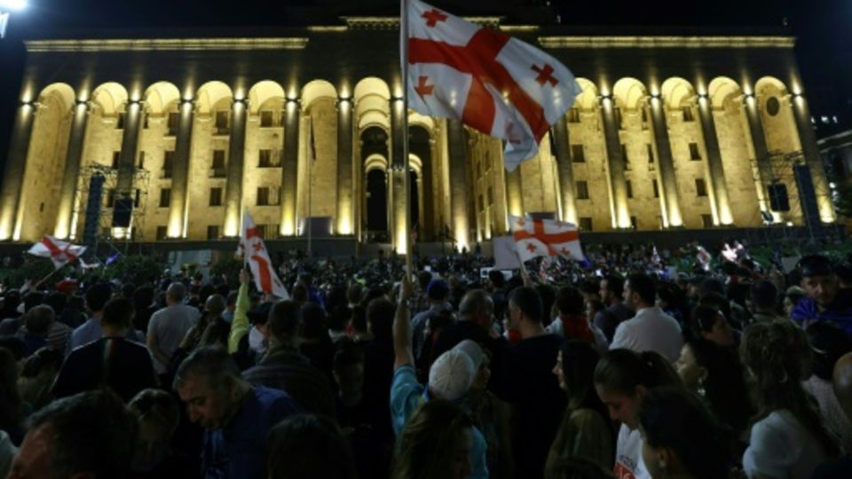 Protest vor dem Parlament in Tiflis
