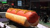 Die Hotdog-Skulptur "Hot Dog in the City" des Künstler-Duos Jen Catron und Paul Outlaw