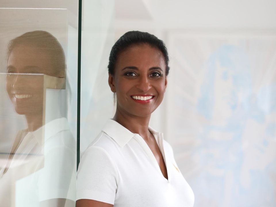 Dr. Karella Easwaran ist Kinderärztin in Köln. Außerdem ist sie Autorin des Bestsellers "Das Geheimnis gesunder Kinder". Dr. Karella Easwaran ist Kinderärztin in Köln. Außerdem ist sie Autorin des Bestsellers "Das Geheimnis gesunder Kinder".
