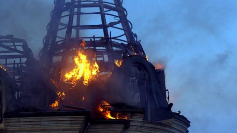 Ukraine: Ein Gebäude der Rechtsakademie von Odessa brennt nach einem russischen Raketenangriff