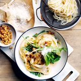 Parmesan-Pasta mit Knusperstreusel  400 g Spaghetti  250 ml Rahm (Sahne)  4 Eigelb, leicht verschlagen  80 g fein geriebener Parmesan, mehr zum Servieren Meersalz und schwarzer Pfeffer aus der Mühle  100 g Rucola, gehackt, mehr zum Servieren  2 TL fein geriebene Zitronenschale     Für die Knusperstreusel  140 g frische Sauerteigbrot-Krumen  2 EL Olivenöl extra vergine  2 TL getrocknete Chiliflocken     Für die Knusperstreusel den Backofen auf 180 °C vorheizen. Ein großes Backblech mit Backpapier auslegen.  Brotkrumen, Öl und Chiliflocken mischen. Auf das vorbereitete Blech geben und in 5–8 Minuten goldbraun backen. Dabei gelegentlich umrühren. Beiseite stellen.  Die Pasta in einem großen Topf mit kochendem Salzwasser bissfest garen. Abgießen und beiseite stellen.  Rahm, Eigelb und Parmesan in einer Schüssel verschlagen.  Den Topf bei schwacher Hitze wieder aufsetzen. Die Parmesan- Rahm-Mischung hineingeben und 2 Minuten köcheln, dabei sanft mit einem Spatel rühren, bis die Masse dicker wird, aber nicht gerinnt. Mit Salz und Pfeffer bestreuen.  Die Pasta beigeben und 1–2 Minuten unter Rühren erhitzen, bis die Sauce verteilt ist. Rucola und Zitronenschale einrühren.  Die Pasta auf Schüsseln verteilen und mit den Streuseln, dem zusätzlichen Rucola und Parmesan bestreuen.