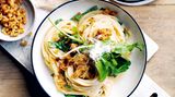 Parmesan-Pasta mit Knusperstreusel  400 g Spaghetti  250 ml Rahm (Sahne)  4 Eigelb, leicht verschlagen  80 g fein geriebener Parmesan, mehr zum Servieren Meersalz und schwarzer Pfeffer aus der Mühle  100 g Rucola, gehackt, mehr zum Servieren  2 TL fein geriebene Zitronenschale     Für die Knusperstreusel  140 g frische Sauerteigbrot-Krumen  2 EL Olivenöl extra vergine  2 TL getrocknete Chiliflocken     Für die Knusperstreusel den Backofen auf 180 °C vorheizen. Ein großes Backblech mit Backpapier auslegen.  Brotkrumen, Öl und Chiliflocken mischen. Auf das vorbereitete Blech geben und in 5–8 Minuten goldbraun backen. Dabei gelegentlich umrühren. Beiseite stellen.  Die Pasta in einem großen Topf mit kochendem Salzwasser bissfest garen. Abgießen und beiseite stellen.  Rahm, Eigelb und Parmesan in einer Schüssel verschlagen.  Den Topf bei schwacher Hitze wieder aufsetzen. Die Parmesan- Rahm-Mischung hineingeben und 2 Minuten köcheln, dabei sanft mit einem Spatel rühren, bis die Masse dicker wird, aber nicht gerinnt. Mit Salz und Pfeffer bestreuen.  Die Pasta beigeben und 1–2 Minuten unter Rühren erhitzen, bis die Sauce verteilt ist. Rucola und Zitronenschale einrühren.  Die Pasta auf Schüsseln verteilen und mit den Streuseln, dem zusätzlichen Rucola und Parmesan bestreuen.