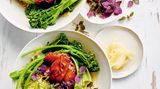 Hähnchen-Bowl mit Ingwer     6 Hähnchenkeulen (je 125 g), pariert und in drei gleiche Stücke geschnitten  560 g gegarte Quinoa  70 g fertig gekaufter eingelegter Ingwer, gehackt, 2 EL der Flüssigkeit aufgefangen  2 Köpfe Pak Choi, halbiert und blanchiert  700 g Baby-Brokkoli, geputzt, halbiert und blanchiert  in dünne Ringe geschnittene Frühlingszwiebel, Shisoblätter und zusätzlich fertig gekaufter eingelegter Ingwer zum Servieren     Für die Ingwersauce  125 ml Ahornsirup  60 ml Sojasauce  2 EL in dünne Scheiben geschnittener frischer Ingwer 3 Knoblauchzehen, fein gerieben  2 EL Traubenkernöl, mehr zum Beträufeln  2 TL Sesamöl     Den Backofen auf 220 °C vorheizen.  Für die Ingwersauce Ahornsirup mit Sojasauce, frischem Ingwer, Knoblauch, Traubenkernöl und Sesamöl mischen. In einem kleinen Topf bei hoher Temperatur in 4–5 Minuten leicht einkochen. Von der Kochstelle nehmen, die Hähnchenkeulen hineinlegen und mit der Sauce überziehen. Die Hähnchenteile auf ein mit Backpapier ausgelegtes Backblech legen und die restliche Ingwersauce darübergeben. Mit dem zusätzlichen Öl beträufeln und in 20–25 Minuten goldbraun backen.  Quinoa, eingelegten Ingwer und die aufgefangene Flüssigkeit mischen.  Zum Fertigstellen Quinoa mit Ingwer auf Schalen verteilen.  Mit Hähnchenkeulen, Pak Choi, Baby-Brokkoli, Frühlingszwiebel, Shiso und zusätzlichem eingelegten Ingwer belegen.   