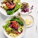 Hähnchen-Bowl mit Ingwer     6 Hähnchenkeulen (je 125 g), pariert und in drei gleiche Stücke geschnitten  560 g gegarte Quinoa  70 g fertig gekaufter eingelegter Ingwer, gehackt, 2 EL der Flüssigkeit aufgefangen  2 Köpfe Pak Choi, halbiert und blanchiert  700 g Baby-Brokkoli, geputzt, halbiert und blanchiert  in dünne Ringe geschnittene Frühlingszwiebel, Shisoblätter und zusätzlich fertig gekaufter eingelegter Ingwer zum Servieren     Für die Ingwersauce  125 ml Ahornsirup  60 ml Sojasauce  2 EL in dünne Scheiben geschnittener frischer Ingwer 3 Knoblauchzehen, fein gerieben  2 EL Traubenkernöl, mehr zum Beträufeln  2 TL Sesamöl     Den Backofen auf 220 °C vorheizen.  Für die Ingwersauce Ahornsirup mit Sojasauce, frischem Ingwer, Knoblauch, Traubenkernöl und Sesamöl mischen. In einem kleinen Topf bei hoher Temperatur in 4–5 Minuten leicht einkochen. Von der Kochstelle nehmen, die Hähnchenkeulen hineinlegen und mit der Sauce überziehen. Die Hähnchenteile auf ein mit Backpapier ausgelegtes Backblech legen und die restliche Ingwersauce darübergeben. Mit dem zusätzlichen Öl beträufeln und in 20–25 Minuten goldbraun backen.  Quinoa, eingelegten Ingwer und die aufgefangene Flüssigkeit mischen.  Zum Fertigstellen Quinoa mit Ingwer auf Schalen verteilen.  Mit Hähnchenkeulen, Pak Choi, Baby-Brokkoli, Frühlingszwiebel, Shiso und zusätzlichem eingelegten Ingwer belegen.   