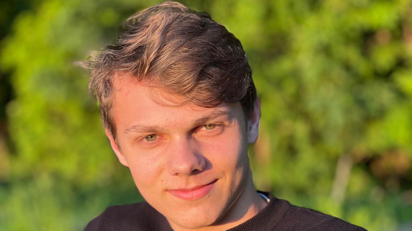 Porträt des 19-jährigen Basti, der gerne Medizin studieren würde Porträt eines jungen Mannes, der Patensohn des stern-Reporters Bernhard Albrecht ist und gerne Medizin studieren würde