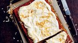 Bananen-Kokos-Traumkuchen     2 Eier  390 g zerdrückte Bananen  180 ml schwach aromatisches Olivenöl extra vergine  250 g griechischer Joghurt  240 g brauner Zucker  160 g Kokosflocken  120 g gemahlene Mandeln  80 g Reismehl  3 TL Backpulver    Joghurtglasur und geröstete Kokoschips zum Servieren  Den Backofen auf 160 °C vorheizen. Eine Kastenform (20 × 30 cm) mit Backpapier auslegen.  Eier, Banane, Öl, Joghurt und Zucker in einer Schüssel gründlich verschlagen. Kokosflocken, gemahlene Mandeln, Reismehl und Backpulver hineingeben und verrühren.  Den Teig in die vorbereitete Form füllen und 45–50 Minuten backen, bis der Kuchen nach Stäbchenprobe gar ist. 10 Minuten in der Form abkühlen lassen, dann auf einen Kuchenrost stürzen und vollständig erkalten lassen.  Auf einer Kuchenplatte anrichten. Mit der Joghurtglasur bestreichen und mit gerösteten Kokoschips bestreuen, dann servieren.     Rezept für Joghurtglasur: 250 g Mascarpone, 250 g griechischen Joghurt, 1 Esslöffel Honig und 1 Teelöffel Vanilleextrakt in einer Schüssel luftig aufschlagen.   