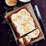 Bananen-Kokos-Traumkuchen     2 Eier  390 g zerdrückte Bananen  180 ml schwach aromatisches Olivenöl extra vergine  250 g griechischer Joghurt  240 g brauner Zucker  160 g Kokosflocken  120 g gemahlene Mandeln  80 g Reismehl  3 TL Backpulver    Joghurtglasur und geröstete Kokoschips zum Servieren  Den Backofen auf 160 °C vorheizen. Eine Kastenform (20 × 30 cm) mit Backpapier auslegen.  Eier, Banane, Öl, Joghurt und Zucker in einer Schüssel gründlich verschlagen. Kokosflocken, gemahlene Mandeln, Reismehl und Backpulver hineingeben und verrühren.  Den Teig in die vorbereitete Form füllen und 45–50 Minuten backen, bis der Kuchen nach Stäbchenprobe gar ist. 10 Minuten in der Form abkühlen lassen, dann auf einen Kuchenrost stürzen und vollständig erkalten lassen.  Auf einer Kuchenplatte anrichten. Mit der Joghurtglasur bestreichen und mit gerösteten Kokoschips bestreuen, dann servieren.     Rezept für Joghurtglasur: 250 g Mascarpone, 250 g griechischen Joghurt, 1 Esslöffel Honig und 1 Teelöffel Vanilleextrakt in einer Schüssel luftig aufschlagen.   