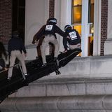 Mit einem taktischen Fahrzeug drang die New Yorker Polizei mit hunderten Beamten ein, um das Protestlager zu räumen