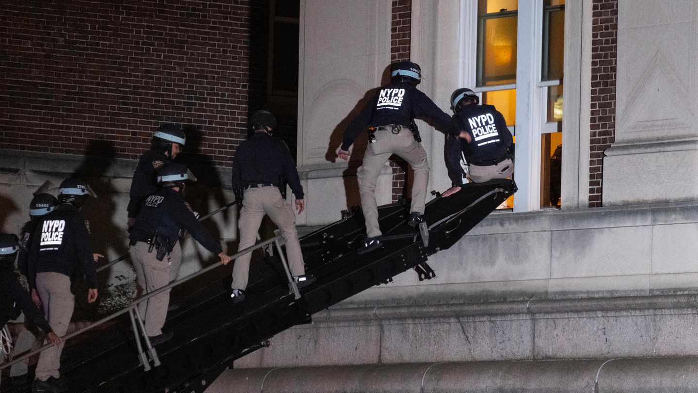 Mit einem taktischen Fahrzeug drang die New Yorker Polizei mit hunderten Beamten ein, um das Protestlager zu räumen