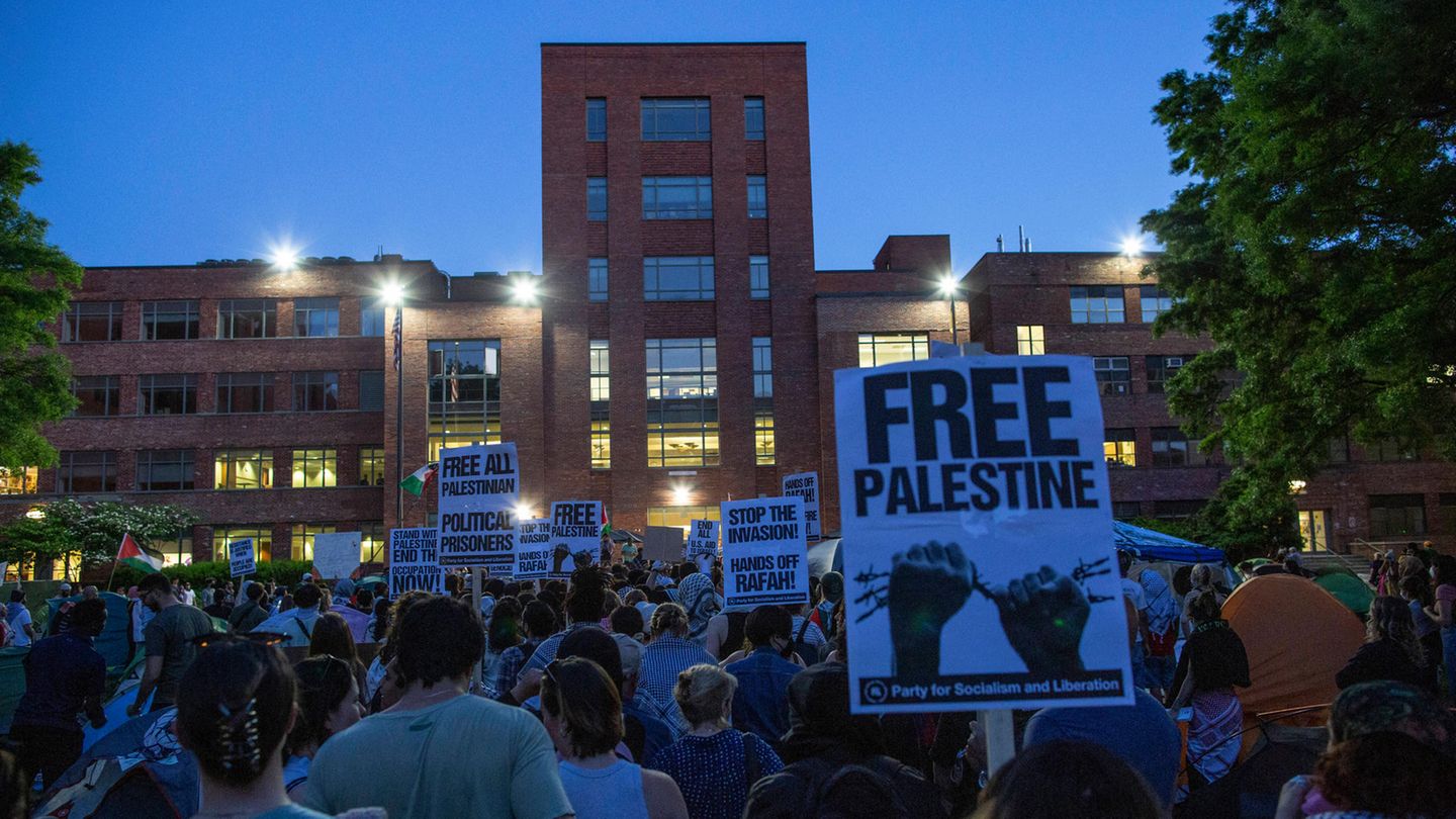 An US-Universitäten im ganzen Land demonstrieren pro-palästinensische Studierende und Unterstützer, hier in Washington D.C.