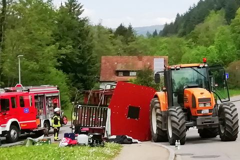 Kandern: Rettungskräfte stehen nach einem Unfall neben einem einem umgestürzten Maiwagen