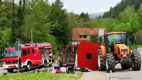 Kandern: Rettungskräfte stehen nach einem Unfall neben einem einem umgestürzten Maiwagen