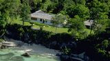 Drohnenansicht von Ian Flemings Strandvilla mit eigenem Privatstrand