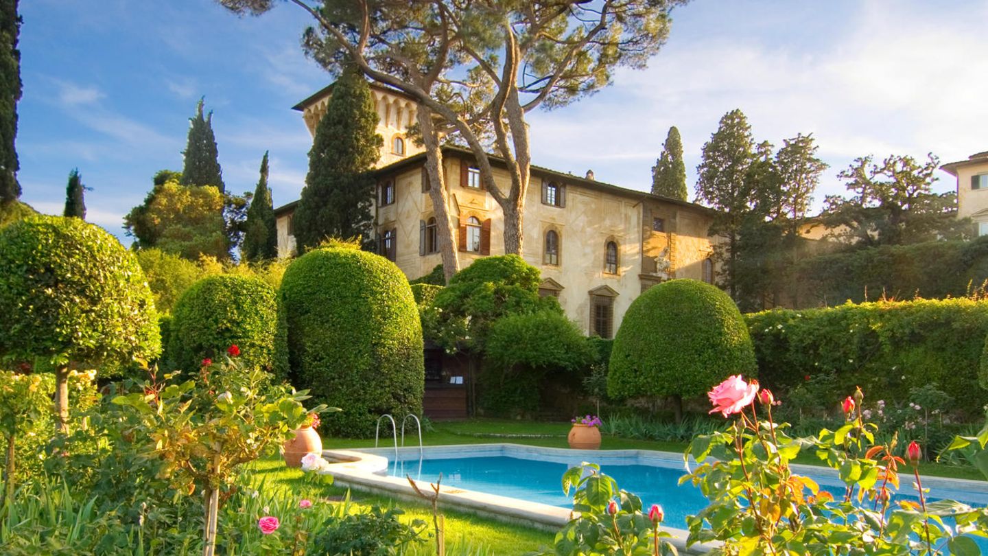Das Haus von Torre di Bellosguardo in Florence mit Pool und Garten in dem Rosa Rosen blühen