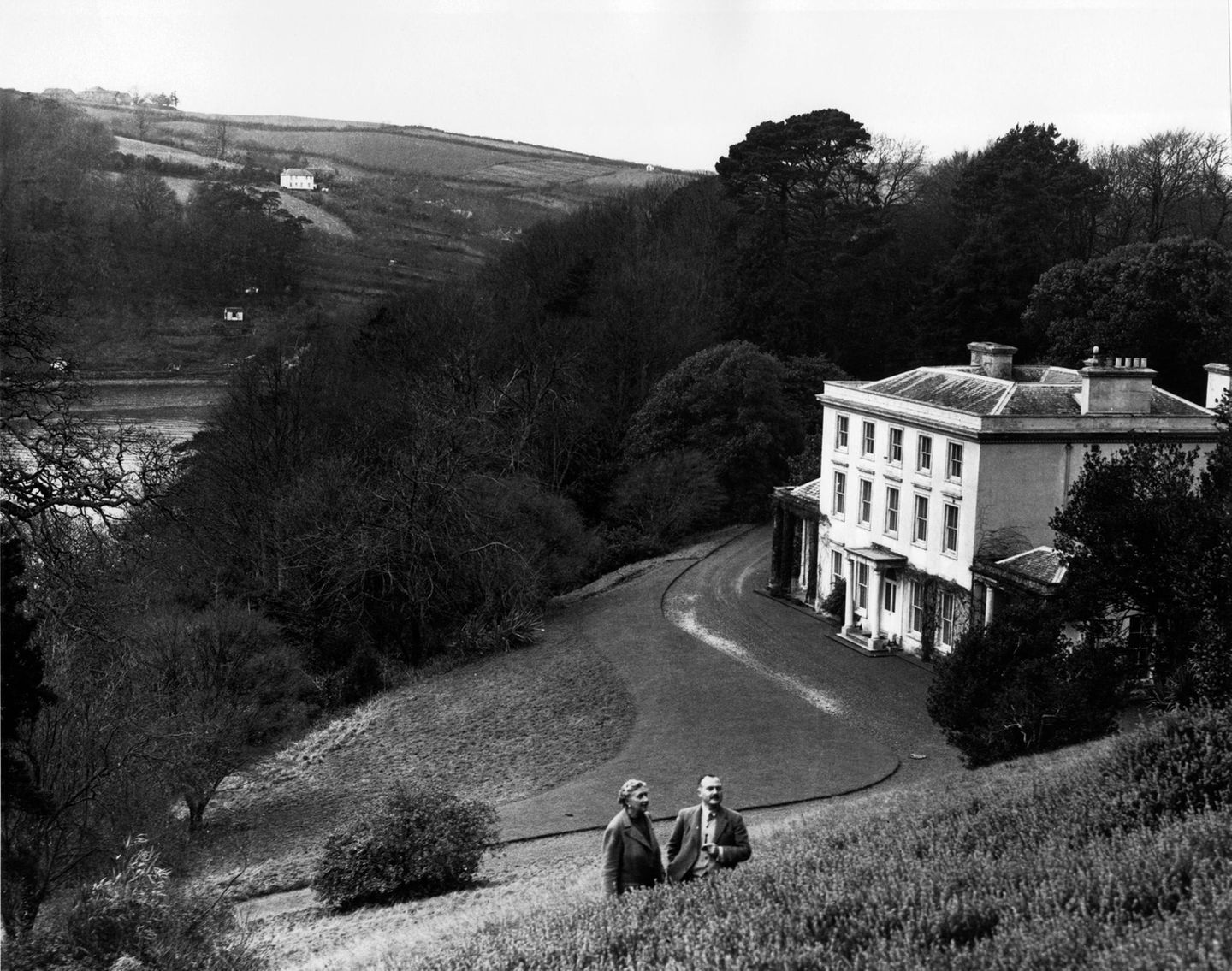Blick auf das Herrenhaus, den Fluss und Agatha Christie und ihren Ehemann Blick auf das Herrenhaus, den Fluss und Agatha Christie und ihren Ehemann