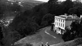 Blick auf das Herrenhaus, den Fluss und Agatha Christie und ihren Ehemann