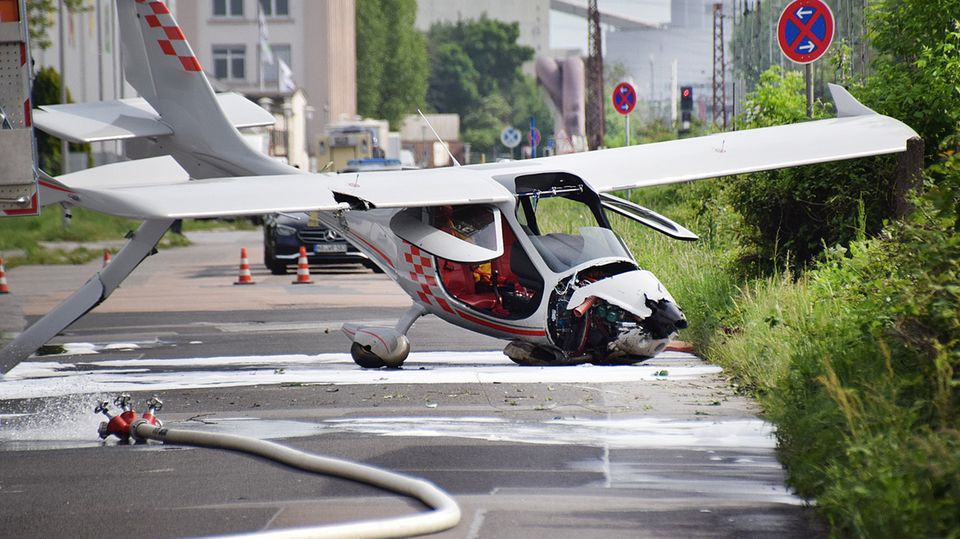 Kleinflugzeug muss in Mannheim notlanden – und streift Oberleitungsmast