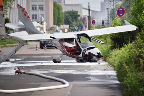 Kleinflugzeug muss in Mannheim notlanden – und streift Oberleitungsmast