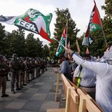 In Dallas riss die Polizei am Mittwoch ein Zeltlager an der Universität von Texas ab und nahm mehr als ein Dutzend Menschen fest