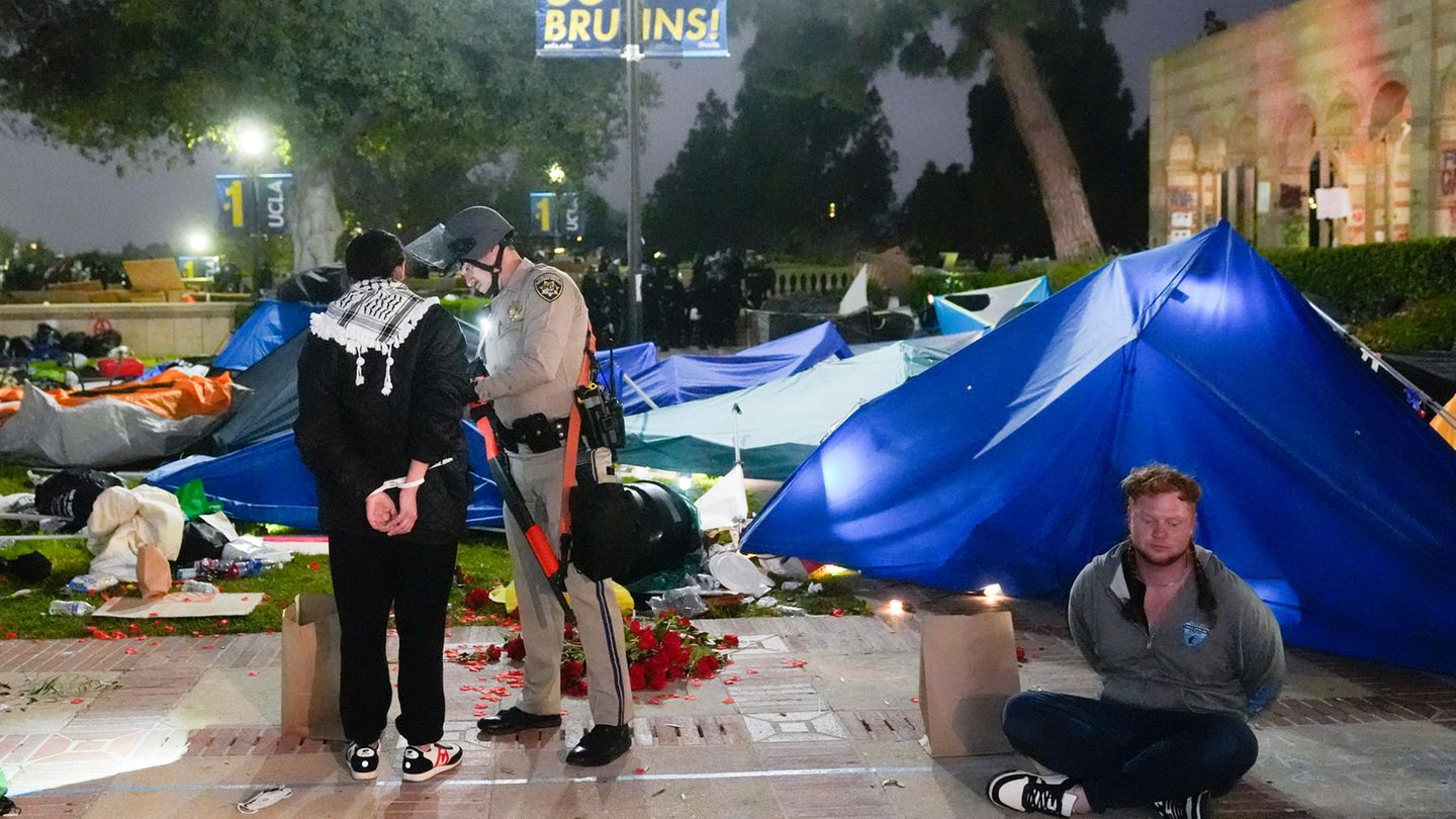 Die Beamten hatten Barrikaden niedergerissen und Dutzende Demonstranten festgenommen und abgeführt. Die Beamten hatten Barrikaden niedergerissen und Dutzende Demonstranten festgenommen und abgeführt.