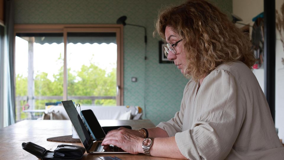 Frau im Homeoffice arbeitet am Computer