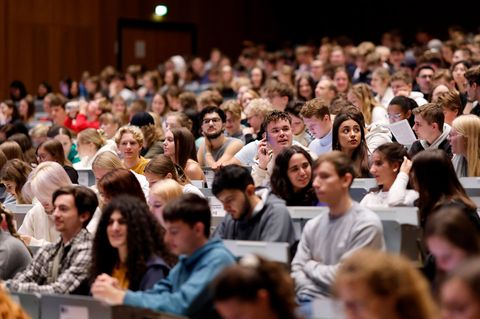 Voller Hörsaal an der Uni Köln