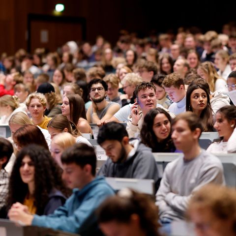 Großer Hörsaal der Uni Köln am Tag der Erstsemesterbegrüßung zum Wintersemester 2023/24 Voller Hörsaal an der Uni Köln