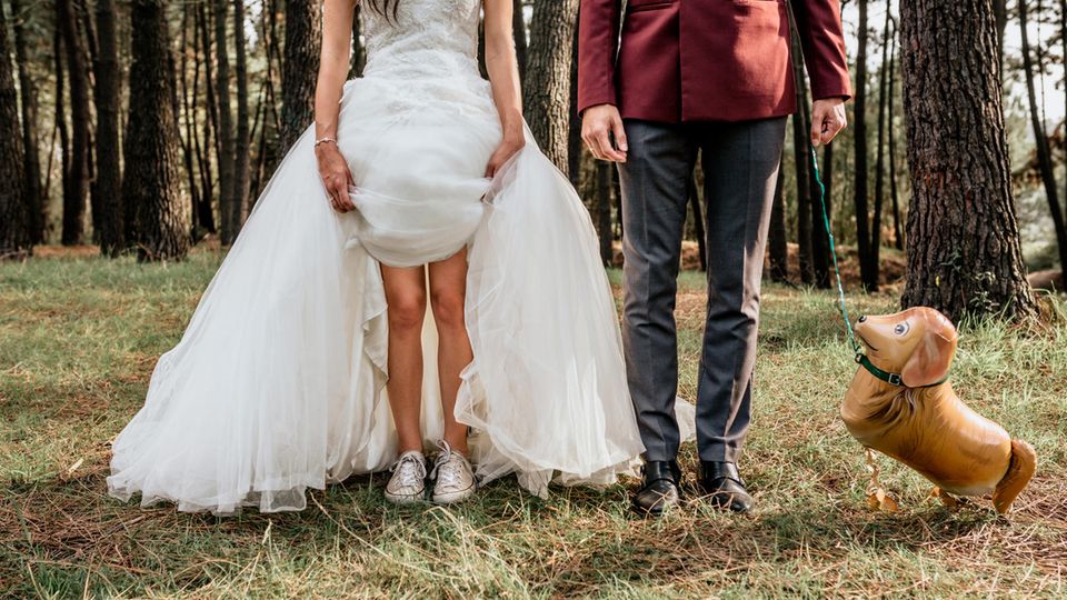 Braut und Bräutigam stehen im Wald
