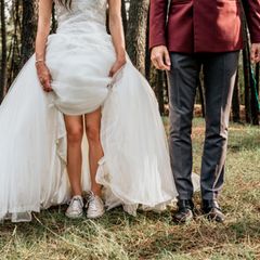 Braut und Bräutigam stehen im Wald