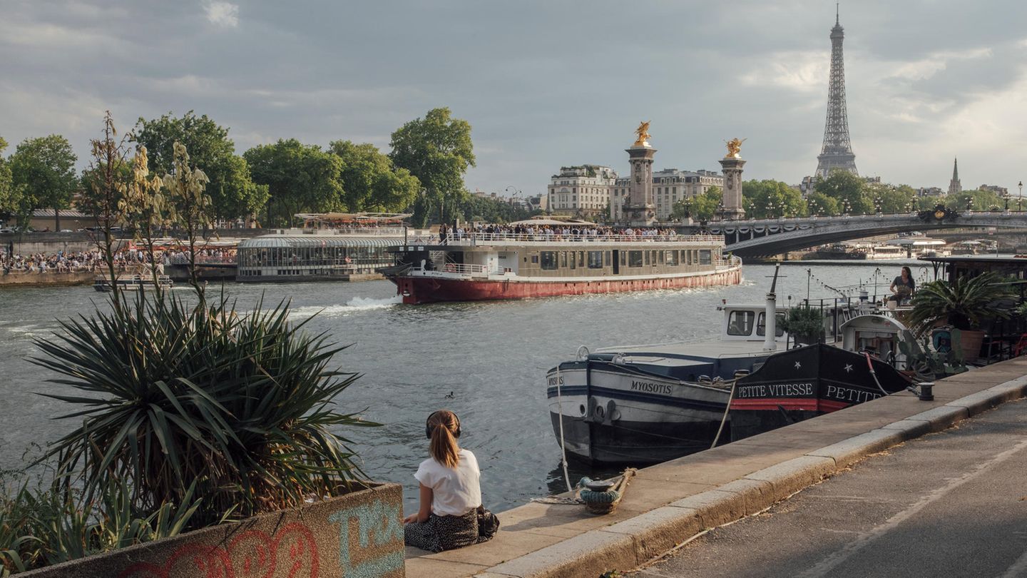 Verlockend – bald auch zum Baden? Die Seine unweit des Eiffelturms in Paris