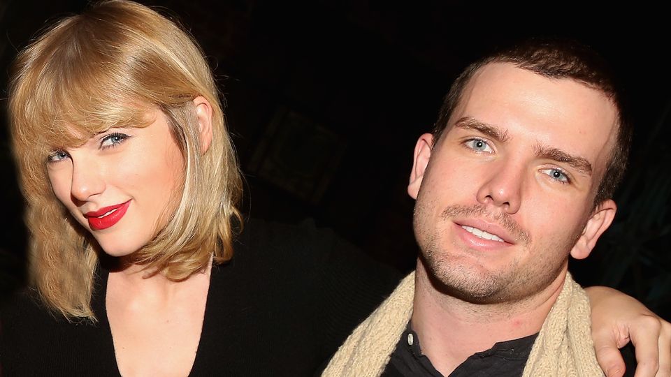 Ein Foto der US-Popsängerin Taylor Swift neben ihrem Bruder Austin Swift