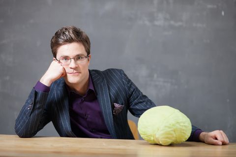 Bodo Wartke mit einem Kohlkopf