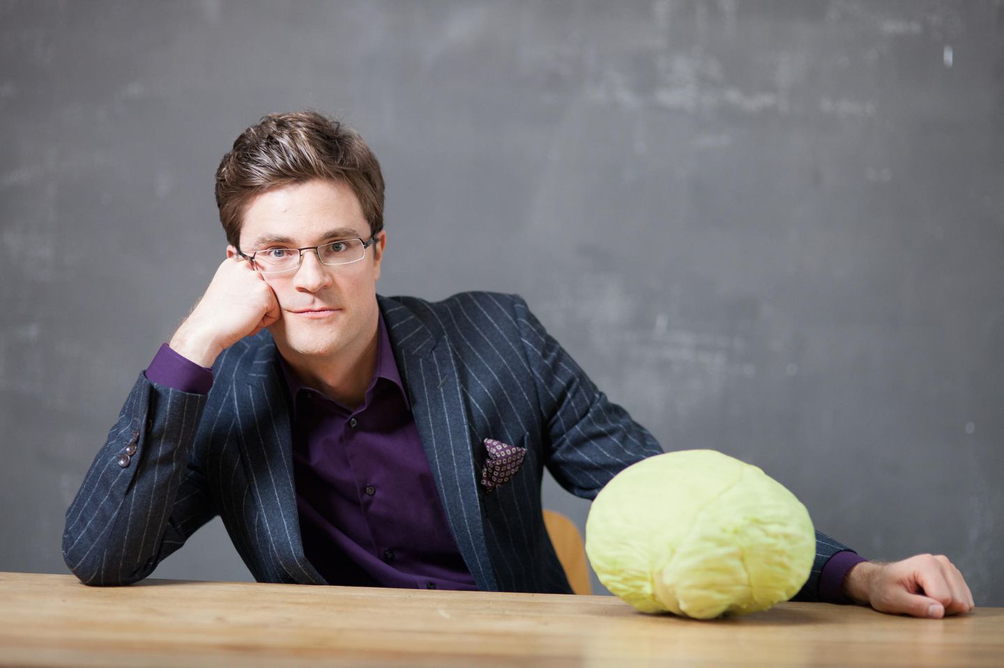 Bodo Wartke mit einem Kohlkopf