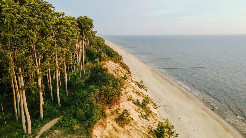 Luftaufnahme des Strandes auf der Insel Usedom in der Nähe von Bansin am frühen Morgen.