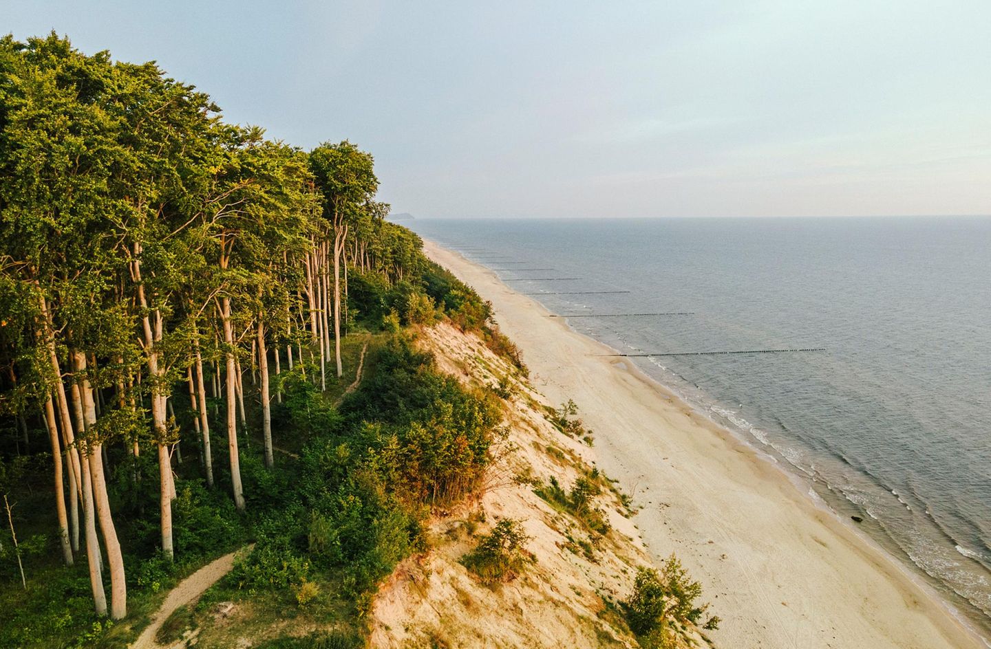 Luftaufnahme des Strandes auf der Insel Usedom in der Nähe von Bansin am frühen Morgen.