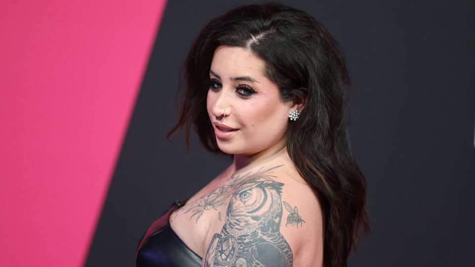 Messer-Attacke auf Ex-Dschungelcamp-Star Jolina Mennen (Video)