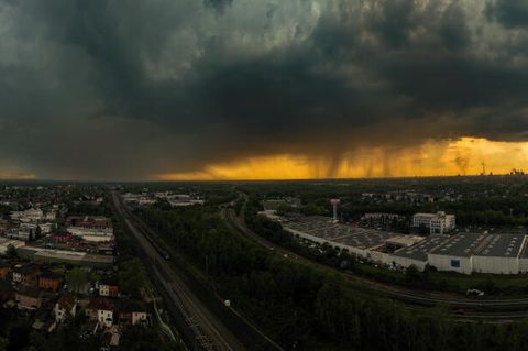 Da braut sich was zusammen: In weiten Teilen Deutschlands, wie hier in Duisburg, ziehen schwere Unwetter auf